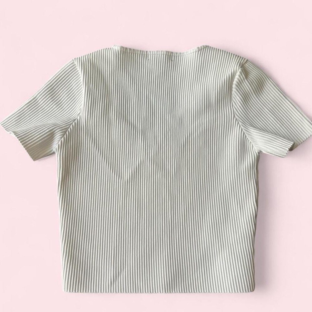 Basic white top - Picture 3 of 3